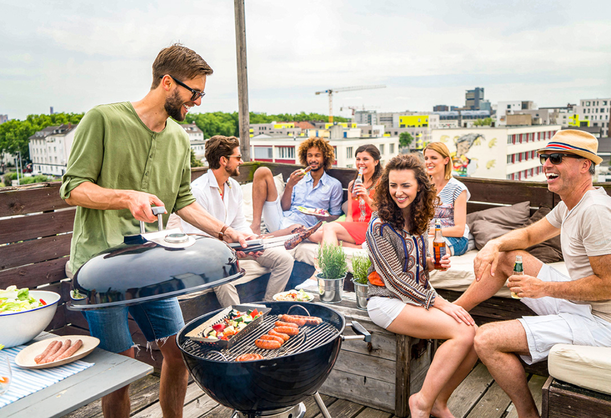 Απεικονίζεται μια παρέα να κάνει μπάρμπεκιου.